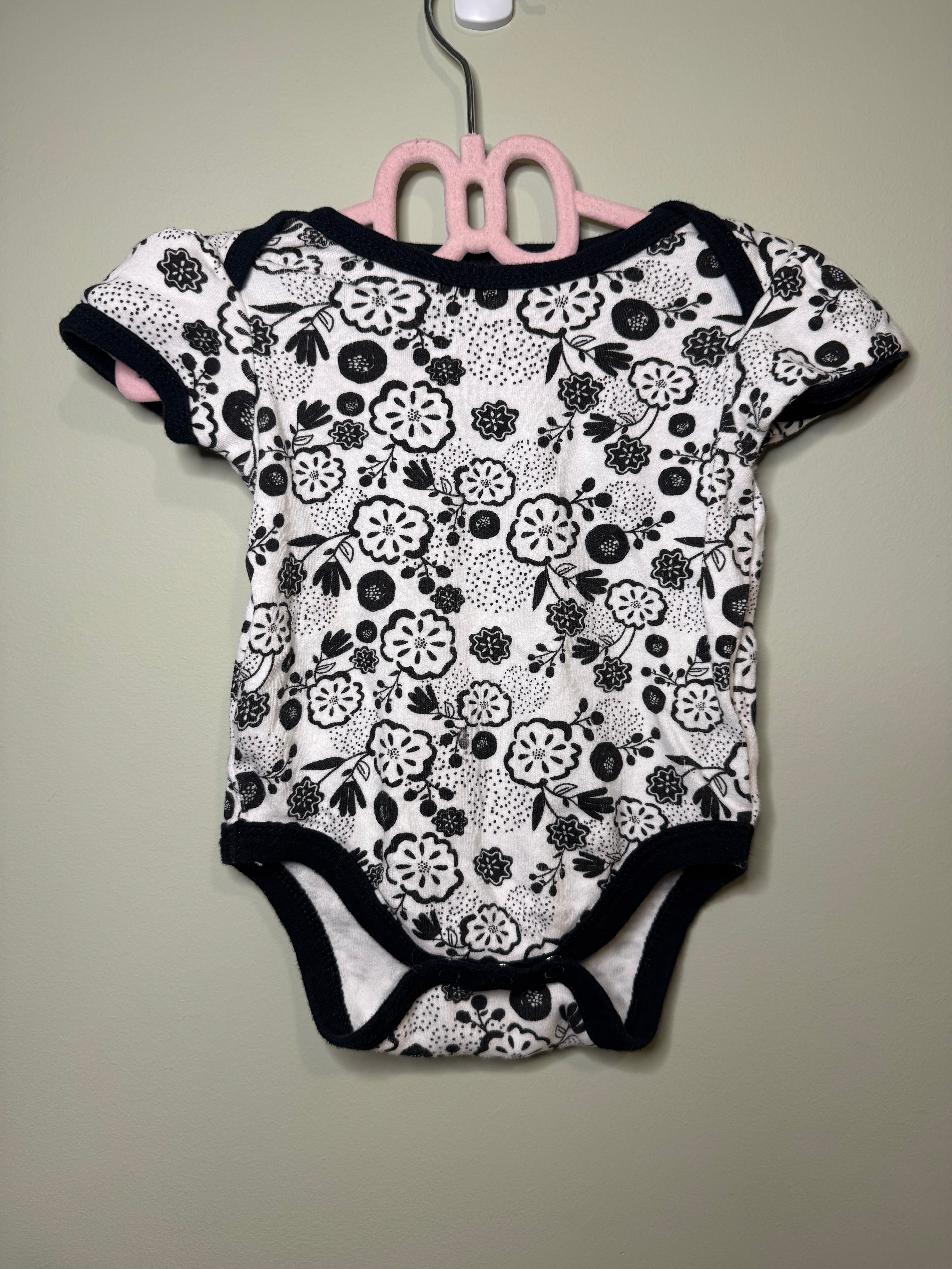 Chick Pea Short Sleeve Onesie – 3–6 Months, White & Black Pattern