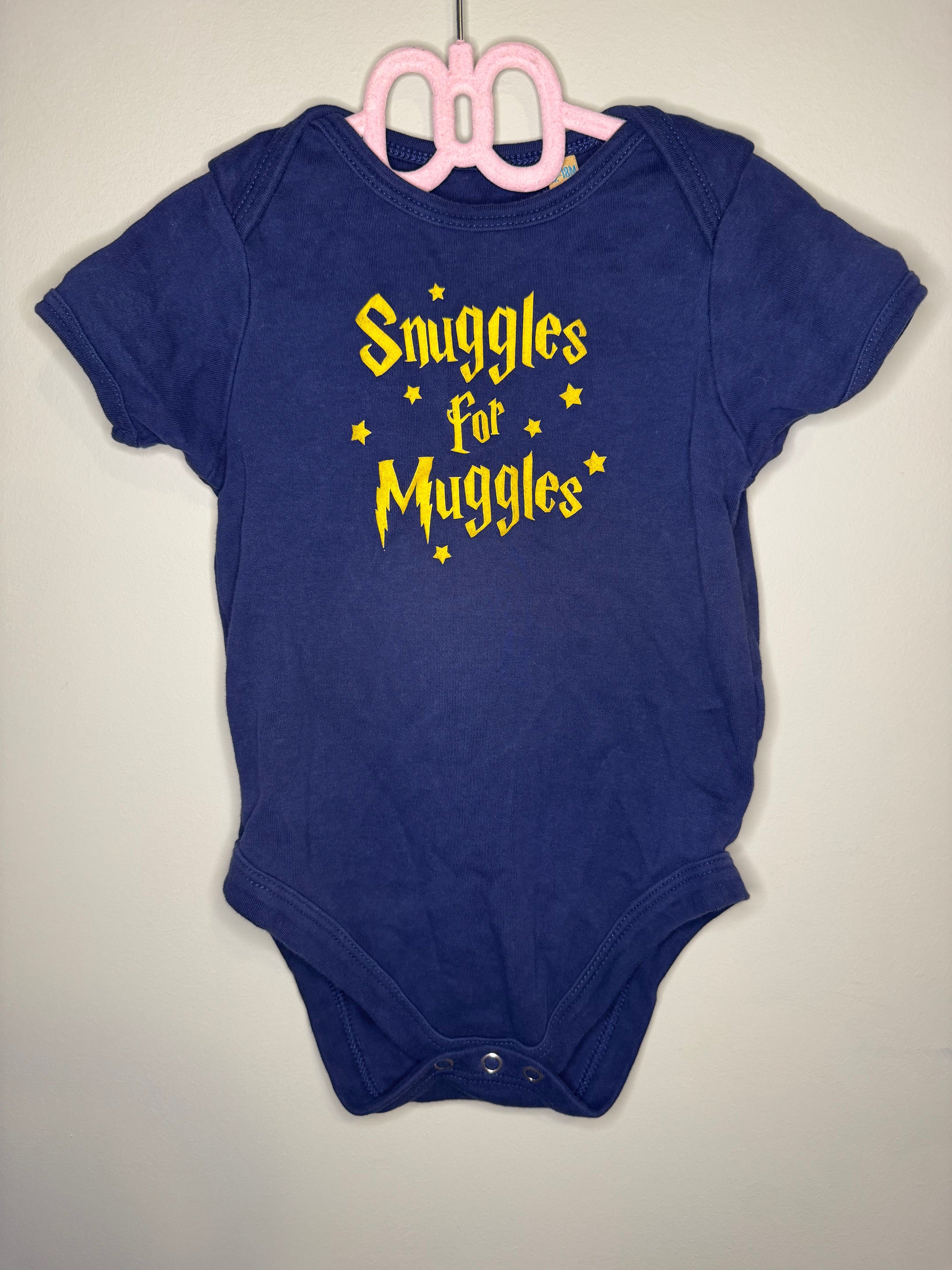 Harry Potter – Short Sleeve Onesie (“Snuggles for Muggles”, Blue) – 12–18M