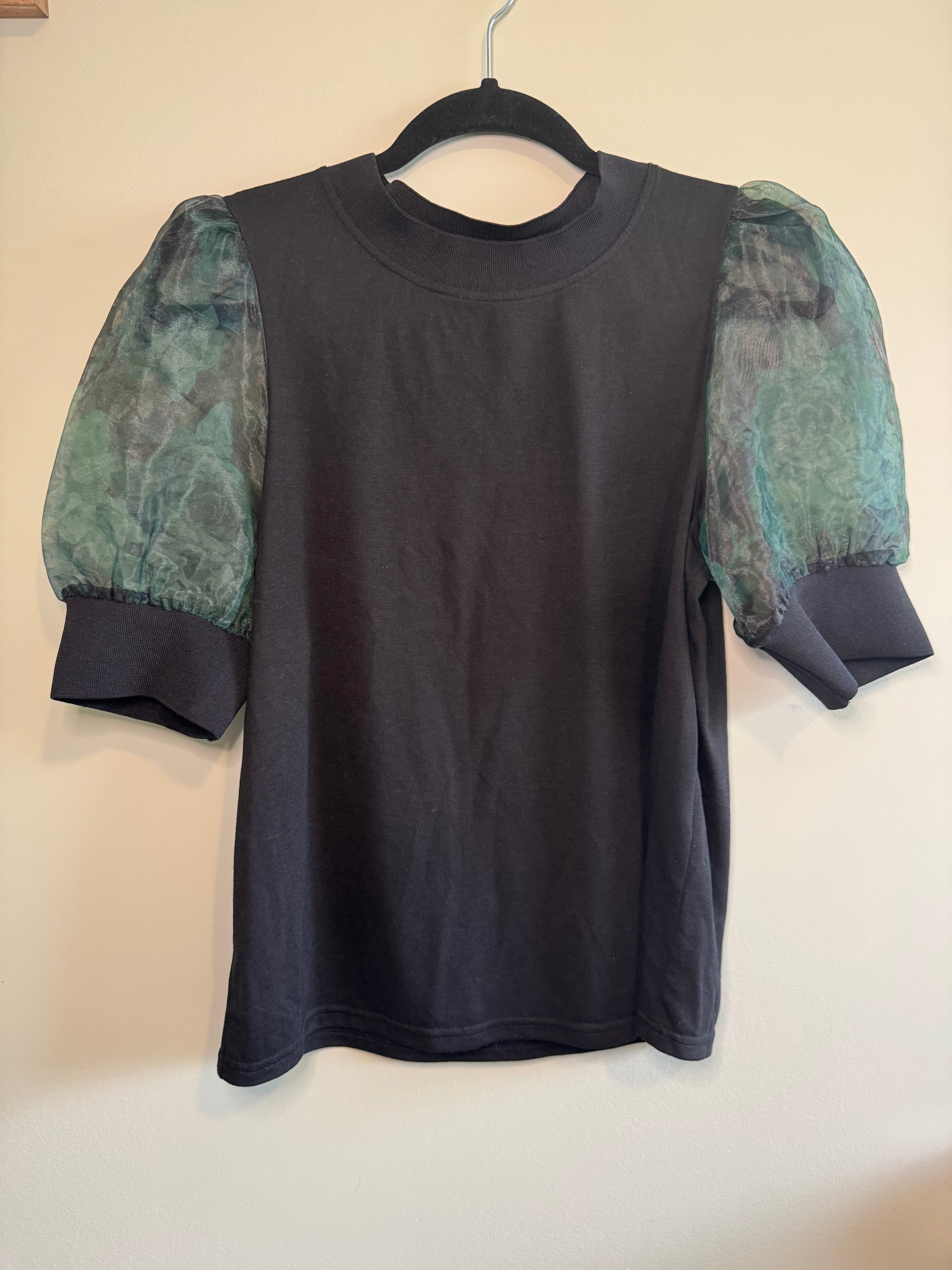 Vero Moda – Puff Sleeve Top (Sheer Green Sleeves) – Size M